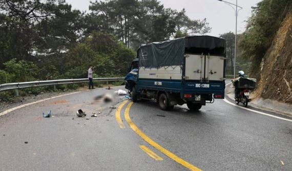 Xe máy tông trực diện ô tô tải trên đường lên Tam Đảo, người điều khiển tử vong