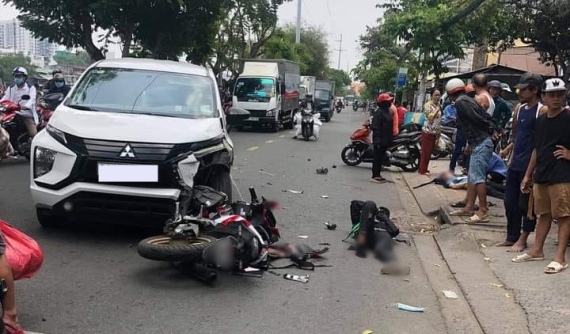 Quận 7: Va chạm giữa xe máy và Mitsubishi Xpander khiến 2 người bị thương nặng