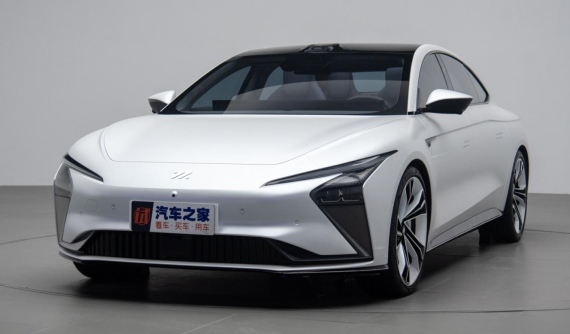 Diện kiến Zhiji IM L7 - Mẫu sedan điện hạng sang với hệ thống 3 màn hình nối liền nhau