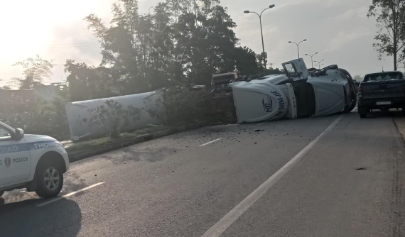 Quảng Nam: Xe container lật nghiêng, nằm chắn ngang trên QL1, tài xế bị thương