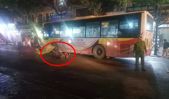 Hà Nội: Va quẹt với xe buýt, nam thanh niên điều khiển xe máy tử vong tại chỗ