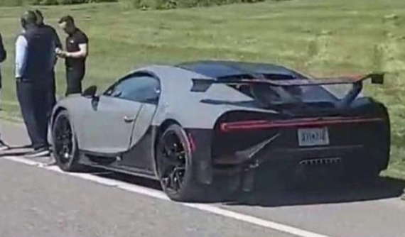 Khách lái thử siêu xe Bugatti Chiron Pur Sport tông trúng Toyota Corolla, gây thiệt hại hơn 4 tỷ đồng