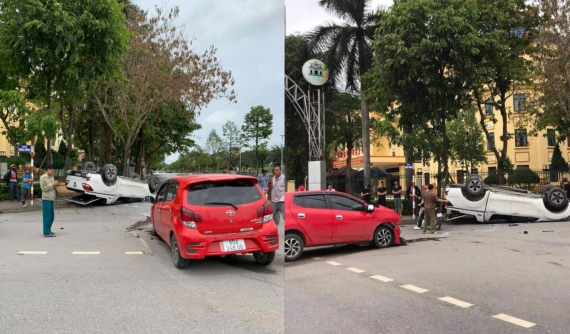 Hưng Yên: Va chạm với Toyota Wigo, xe bán tải Mazda BT-50 lật ngửa tại quảng trường