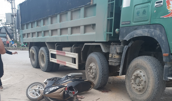 Video quay khoảnh khắc tài xế xe ben ôm cua gấp, cán gãy chân người đi xe máy tại Vĩnh Phúc