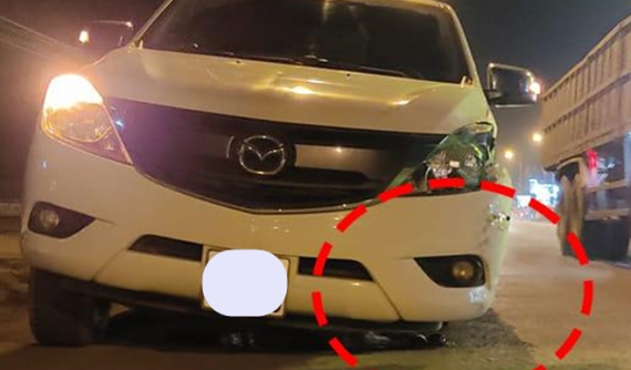 Video: Va chạm với xe khách, xe bán tải Mazda BT-50 rụng bánh