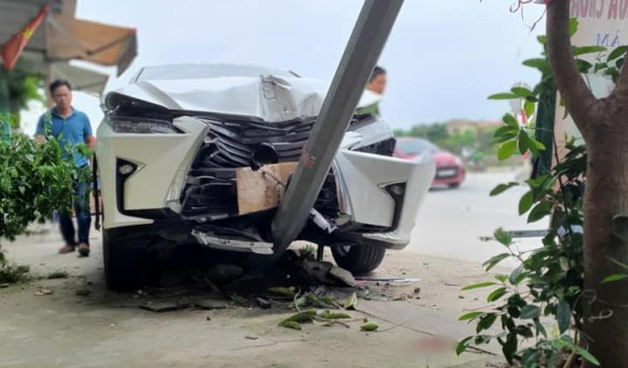 Nghệ An: Lexus RX vỡ nát đầu xe sau va chạm với 2 xe máy rồi tông trực diện trụ đèn