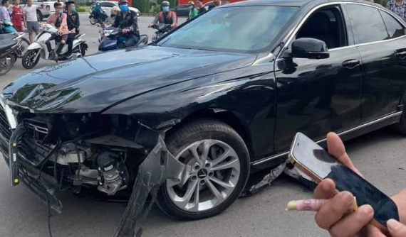 Quảng Ninh: VinFast LUX A2.0 vỡ đầu xe, bung túi khí sau va chạm với xe máy