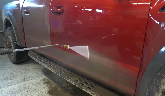 Đã mắt trước cảnh lau rửa sạch bóng một chiếc Ford F-150 Raptor mới đi lội bùn