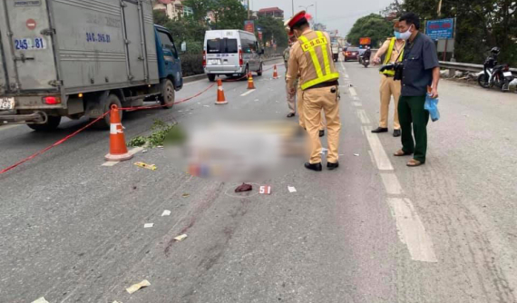 Video: Thanh niên nằm giữa quốc lộ 5 sau tai nạn giao thông, bị xe container cán trúng