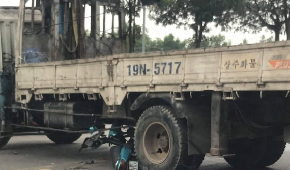 Video: Xe máy "phóng nhanh", va chạm với xe tải cẩu đang quay đầu, 1 thanh niên nhập viện