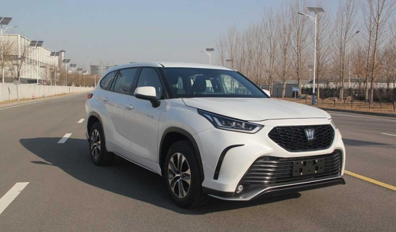 SUV cỡ trung Toyota Crown Kluger lần đầu tiên lộ diện với thiết kế vay mượn từ Highlander