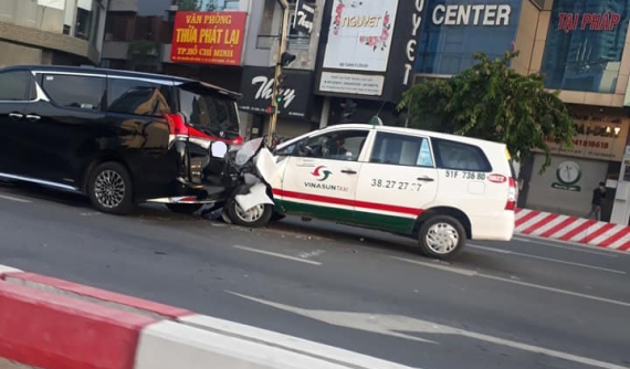 Xe taxi tông đuôi MPV hạng sang Lexus LM hơn 10 tỷ đồng tại đường Nguyễn Hữu Cảnh