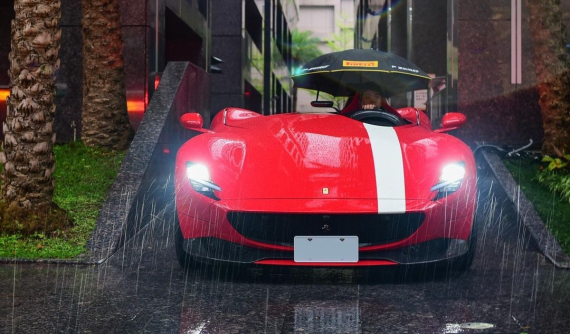 Khổ như đại gia: Chi hơn 65 tỷ đồng sở hữu Ferrari Monza SP1 nhưng mưa xuống phải che dù