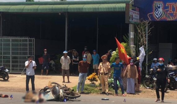 Video quay khoảnh khắc ô tô tải va chạm với xe máy khiến 1 phụ nữ tử vong tại Bình Phước