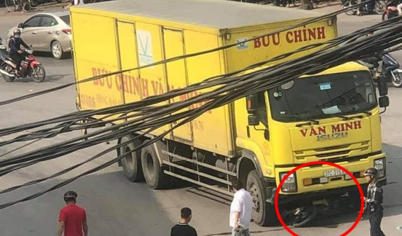 Nghệ An: Xe máy bị xe tải cuốn vào gầm xe, 1 người tử vong tại chỗ