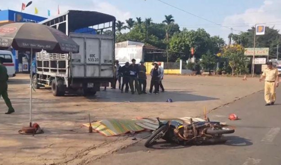 Video: Tông vào xe tải đang rẽ vào cây xăng, 2 người đi xe máy tử vong tại chỗ