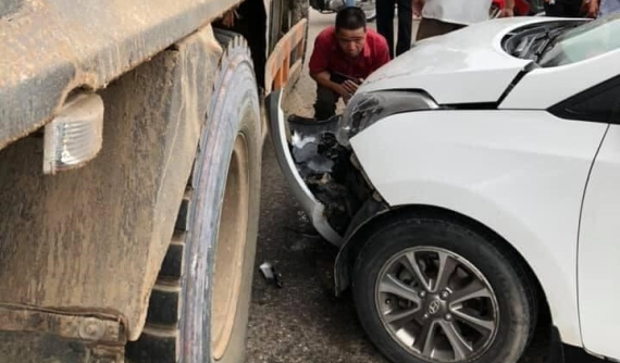 Thái Nguyên: Hyundai i10 vỡ nát đầu xe sau khi tông vào xe tải