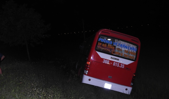 Hà Tĩnh: Xe khách lao xuống vệ đường sau va chạm với xe máy, 1 người bị thương