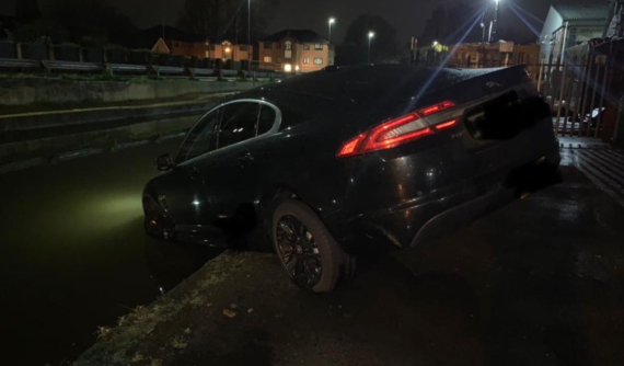 Tài xế Jaguar XF lao đầu xe xuống kênh nước vì đi theo hướng dẫn của định vị vệ tinh