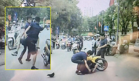 Video: Mở cửa gây tai nạn, tài xế ô tô bị người đi xe máy đánh túi bụi trên đường Hà Nội