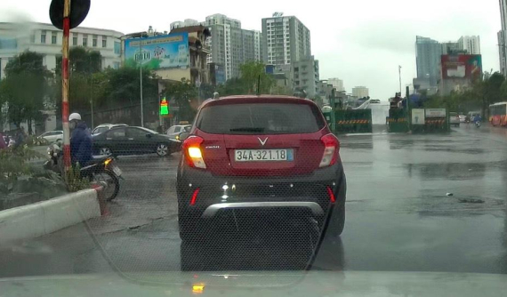 Video: Tài xế lái VinFast Fadil gây tai nạn cho người đi xe máy trên đường Hà Nội rồi bỏ chạy