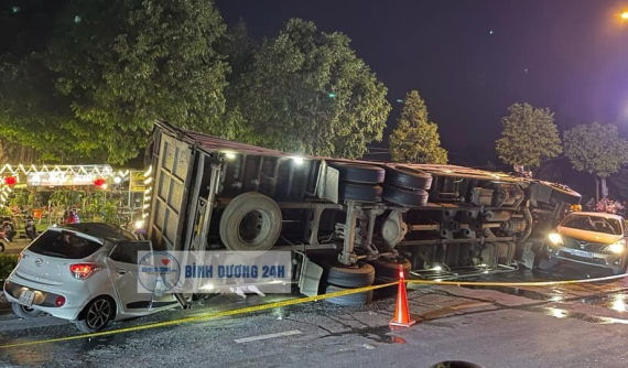 Bình Dương: Ô tô Hyundai Grand i10 bị xe tải chở lợn lật trúng, ông bố bế con trai tung cửa bỏ chạy