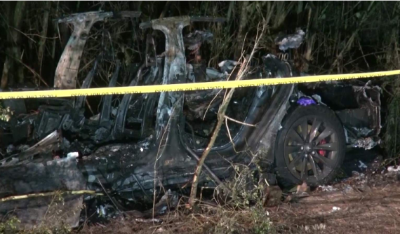 Tesla Model S gặp tai nạn bốc cháy và khiến hai người tử vong, cảnh sát cho biết "không có ai lái xe"