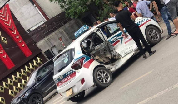 Video: Range Rover va chạm với xe taxi khiến 4 người thương vong tại Thái Nguyên