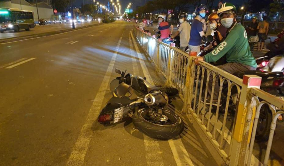 Giả vờ giúp đỡ thanh niên đi mô tô Yamaha R15 bị tai nạn, người đàn ông lấy luôn điện thoại của nạn nhân