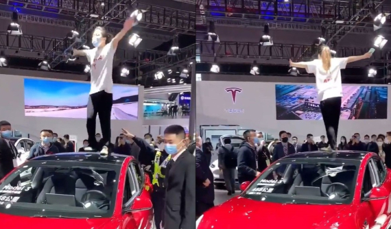 Bức xúc vì cho rằng chiếc Tesla Model 3 của mình bị lắp phanh hỏng, người phụ nữ "làm loạn" tại triển lãm ô tô