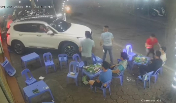 Video: Tài xế lái ô tô Hyundai Santa Fe lùi vào quán nhậu vỉa hè rồi bỏ chạy trên đường Hà Nội