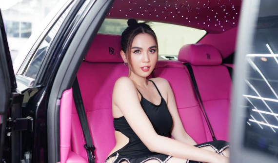 Video: Ngọc Trinh "tân trang" lại chiếc Rolls-Royce Ghost đời cũ với điểm nhấn nội thất màu hồng đậm