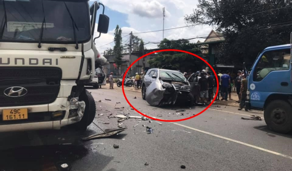 Bảo Lộc: Đối đầu với xe bồn, Toyota Fortuner vỡ nát đầu xe, bay nắp capô, túi khí bung ra