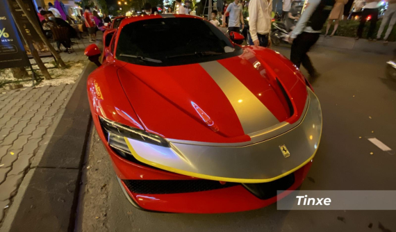 Cận cảnh siêu xe Ferrari SF90 Stradale với bộ tem mang phong cách Assetto Fiorano
