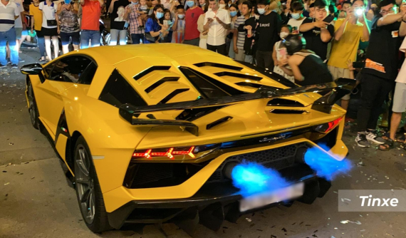 Video: Hàng trăm người dân hiếu kỳ vây quanh xem siêu xe Lamborghini Aventador SVJ "bắn lửa" hơn 3 phút