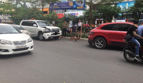 Hà Nội: Toyota Land Cruiser biển xanh tông trúng SUV hạng sang Porsche Macan, 2 xe đều bị hư hỏng