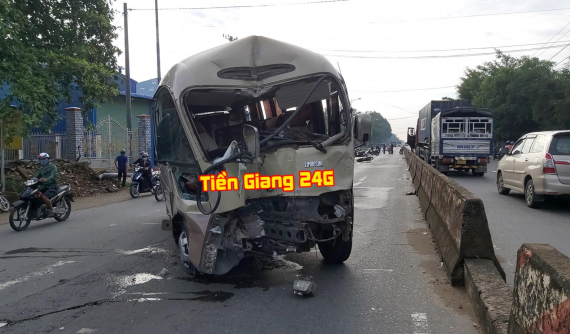 Video: Ô tô khách va chạm với xe máy rồi tông vào cột đèn khiến nữ sinh tử vong tại Tiền Giang