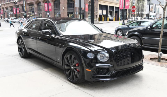 Hậu ly hôn với Lệ Quyên, doanh nhân Đức Huy vẫn chọn mua xe Bentley Flying Spur đắt tiền