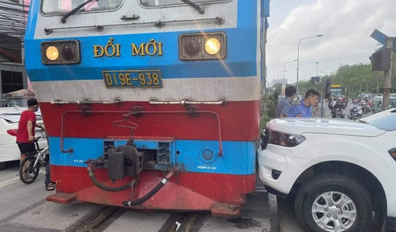 Hà Nội: Ford Ranger va chạm với tàu hoả, may mắn không có thương vong về người