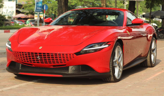Siêu xe 4 chỗ ngồi Ferrari Roma trên đường phố Hà Nội, màu sơn Rosso Corsa quả nhiên là huyền thoại