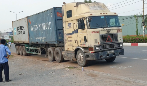 Bình Dương: Va chạm với xe container, người đàn ông đi xe máy tử vong tại chỗ