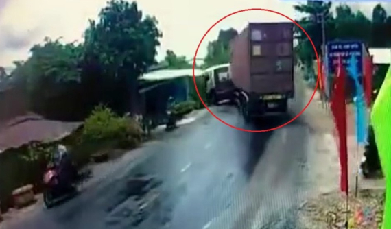 Video quay khoảnh khắc xe container lao vào nhà dân bên đường tại Long An