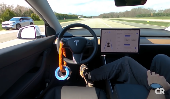 Đây là bằng chứng cho thấy người lái có thể đánh lừa hệ thống Autopilot của Tesla