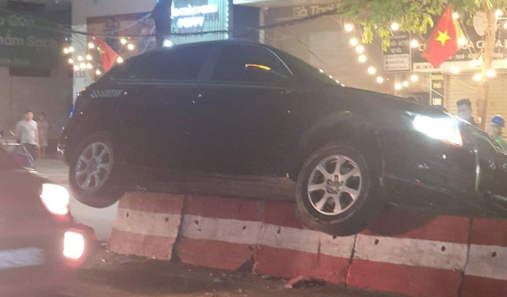 Hải Phòng: Xe sang Audi tông dải phân cách rồi mắc kẹt tại đây