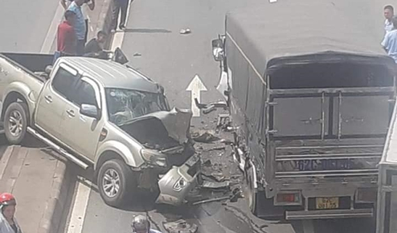 Đồng Nai: Ford Ranger nổ lốp, lao qua dải phân cách bị xe tải tông bẹp dúm đầu xe ở hầm chui Tam Hiệp