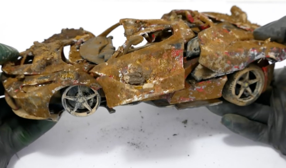 Theo dõi quá trình phục chế cực công phu một mô hình Ferrari LaFerrari tàn tạ