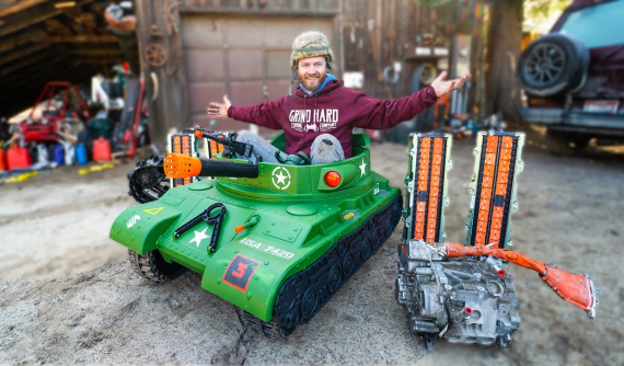YouTuber quyết tâm tự chế một chiếc xe tăng đồ chơi trang bị mô tơ điện mạnh trên 450 mã lực