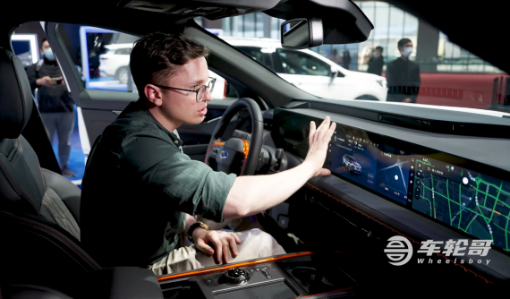 Video khám phá tận tay ngoại thất và nội thất của Ford Evos - mẫu xe lai tạo SUV/sedan/wagon