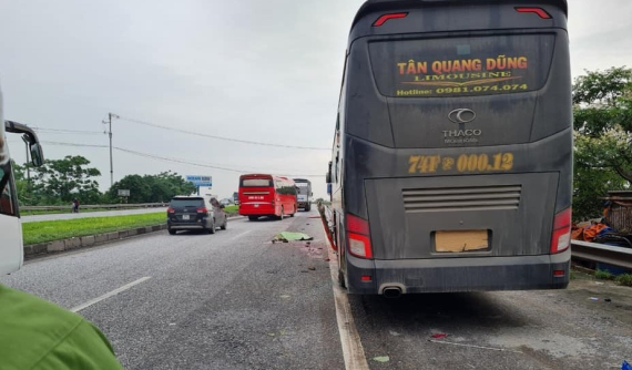 Hà Nội: Xuống kiểm tra cốp ô tô khách, phụ xe bị xe container tông tử vong