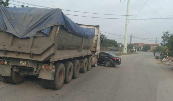 Video: Tránh xe đang lùi ra đường, ô tô con Toyota Corolla Altis bị xe ben tông trúng tại Phú Thọ